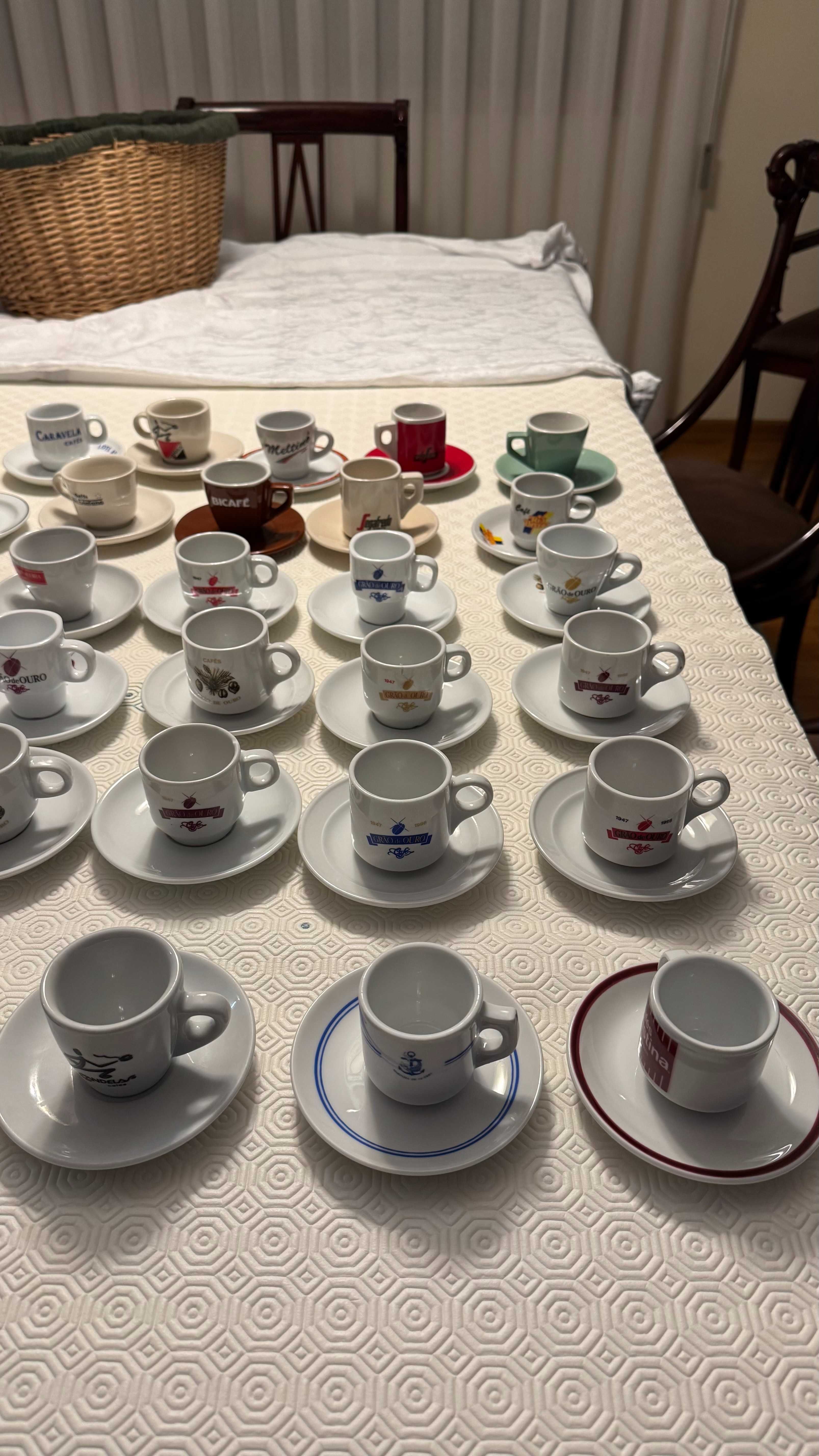 Conjunto de várias chávenas de café com pires – colecionáveis