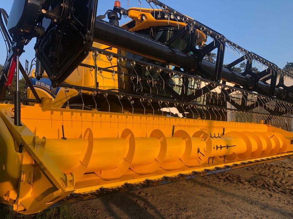 Комбайн з зерновою жаткою New Holland CX8.80