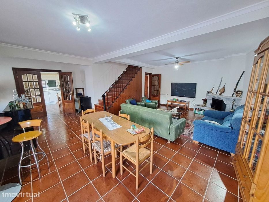Moradia T5 com 2 garagens e jardim em  Mogadouro