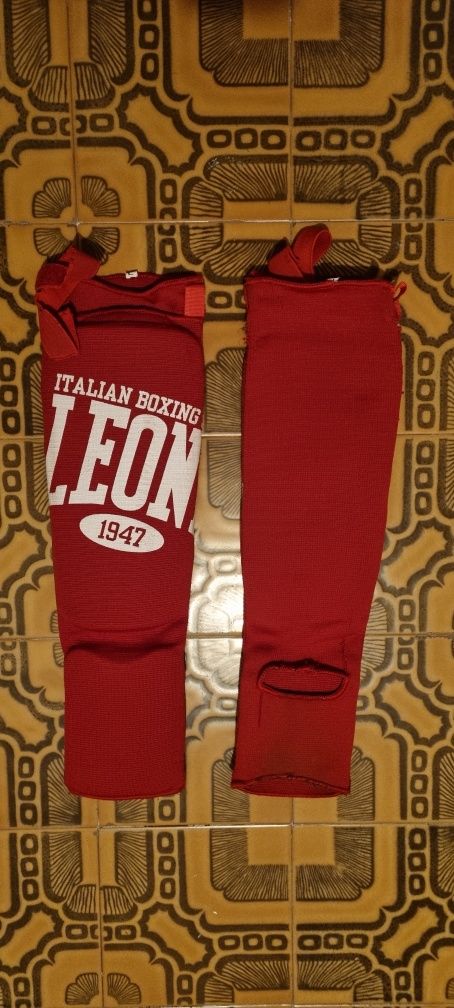 Vendo luvas,caneleiras e saco de boxe completo