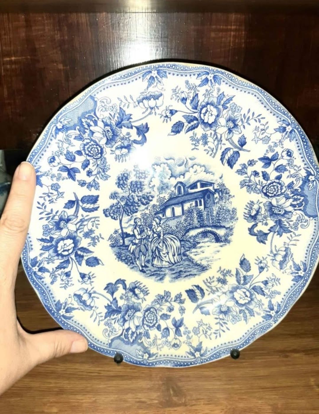 Prato decorativo com paisagem em azul
Para desocupar