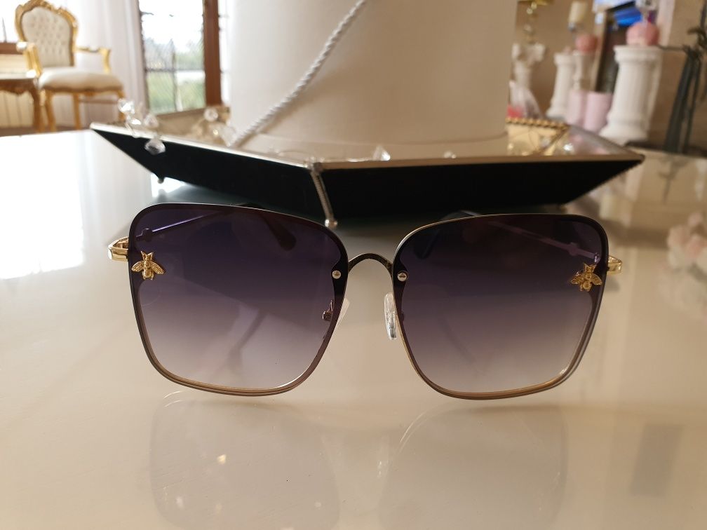 Piękne okulary przeciwsłoneczne z muchą złote