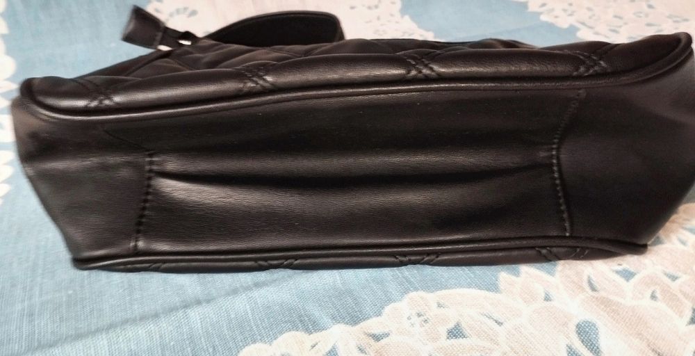 Reserved torebka z ozdobnym pikowaniem czarna