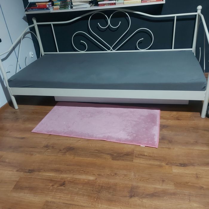 Łóżko jednoosobowe z matercem dla dziewczynki
