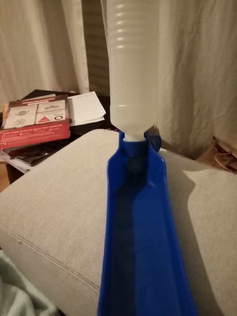 utensílios para animais( bebedouro, tesoura, Lima a pilhas)