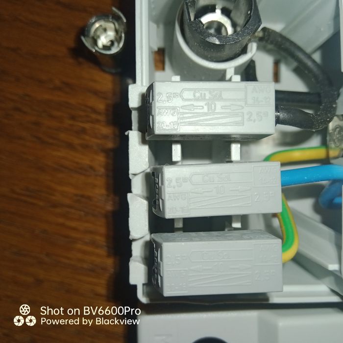 Gniazdo  gniazdko elektryczne bezpiecznik SD 035  na szynę DIN  230V