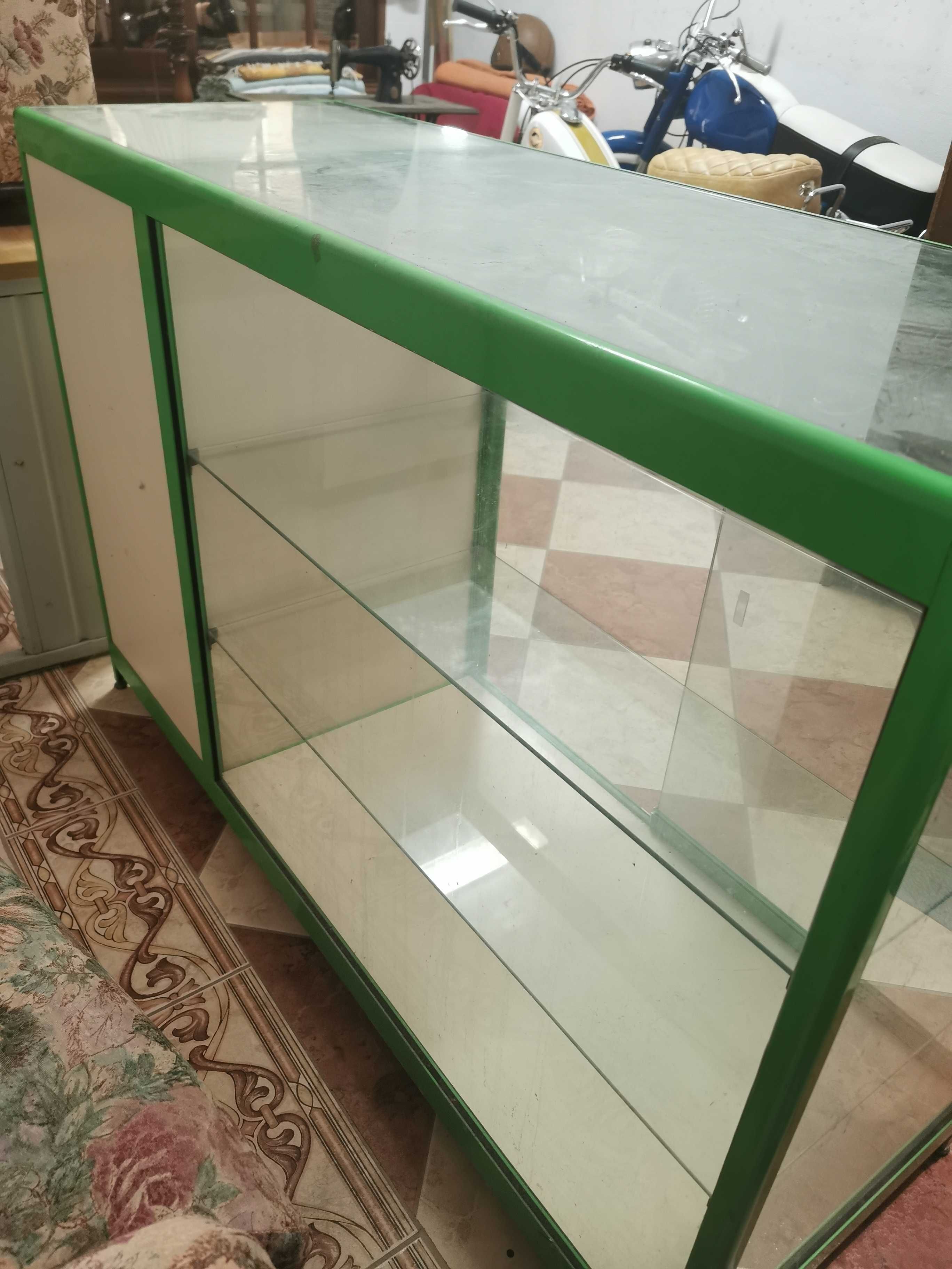 Móvel / vitrine verde
