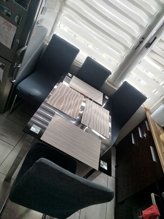 Stół z 4 krzesłami