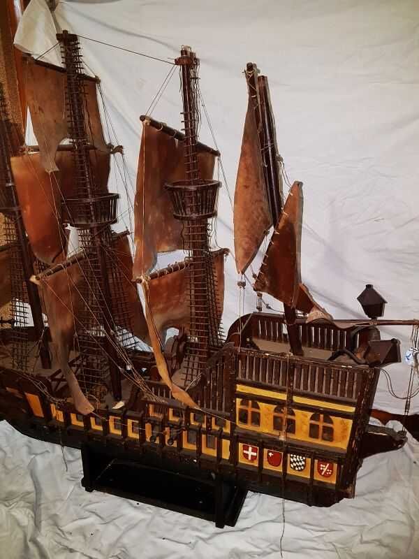 Stary zabytkowy model statku, drewniany antyk do renowacji