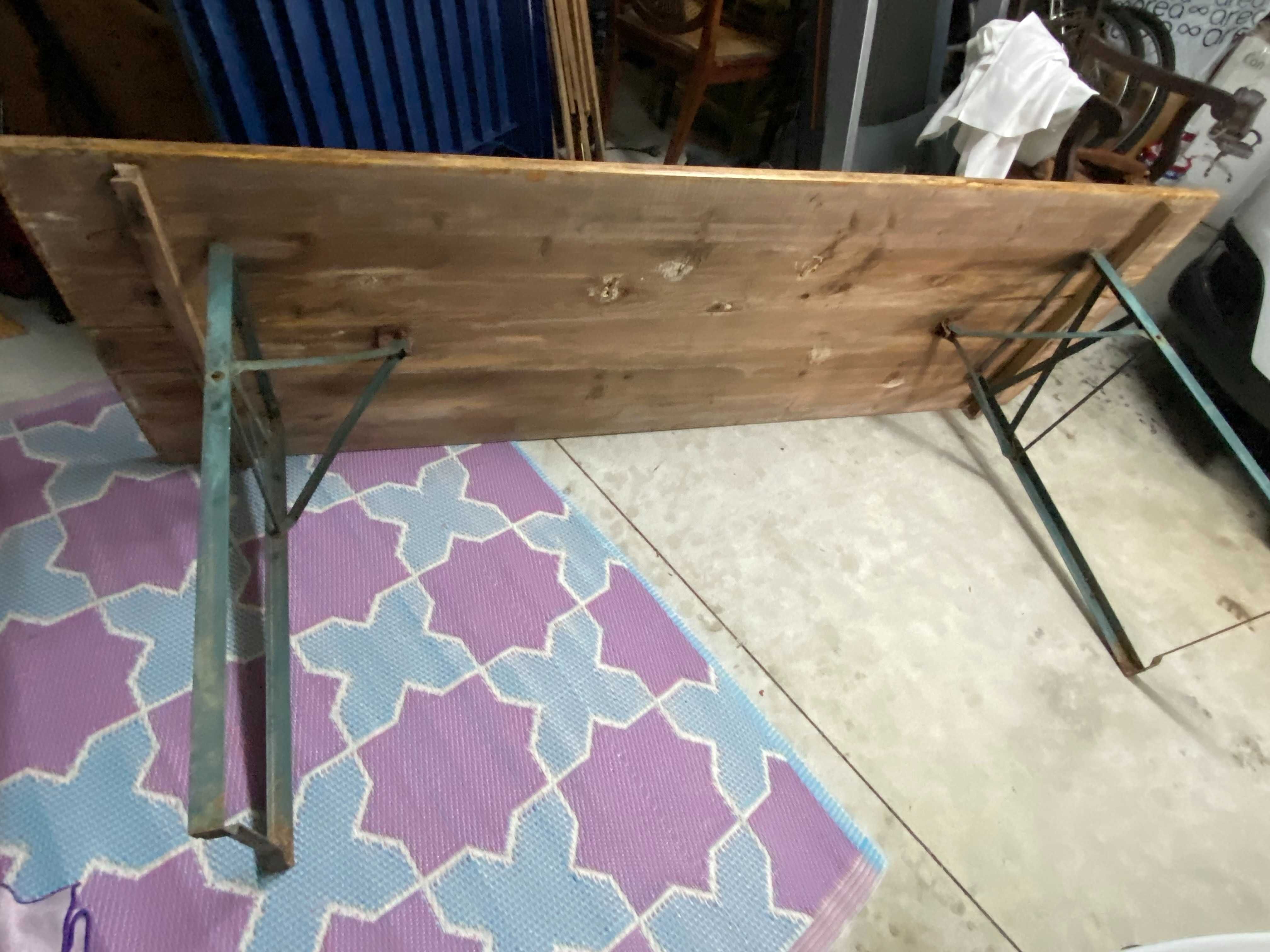 Mesa de exterior com dois bancos