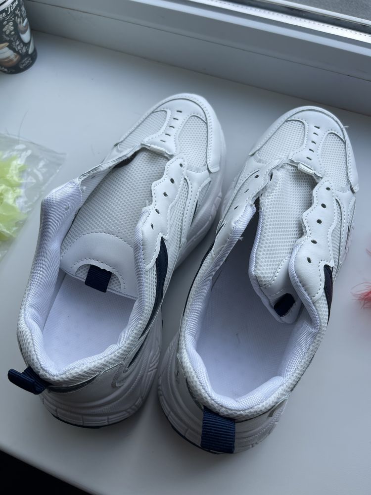 Кросівки нові біленькі