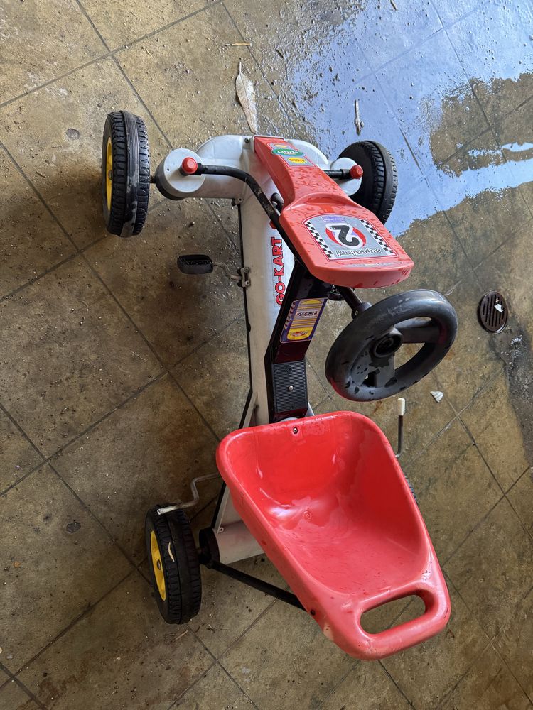 Karting de criança com pedais