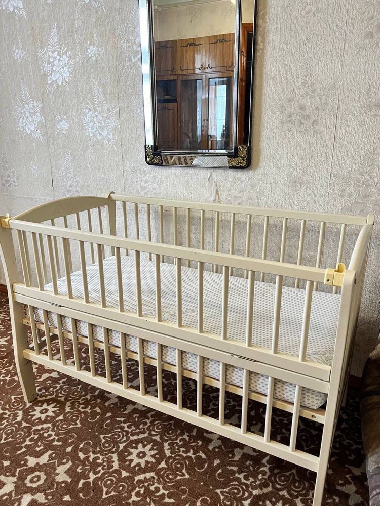 Віддам дитяче ліжко з матрасом