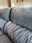 Sofa gato preto.