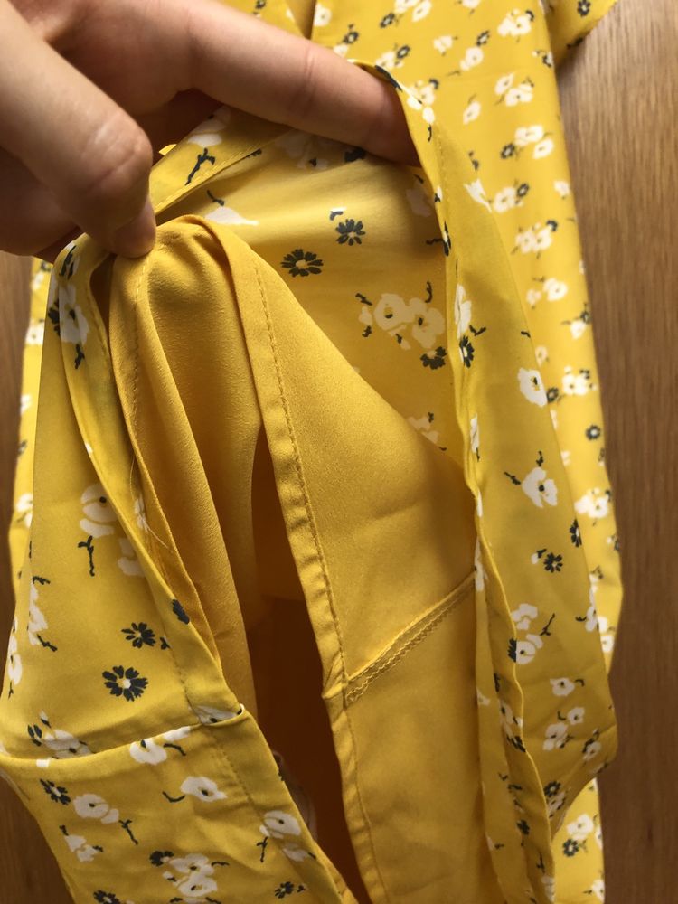 Vestido amarelo com flores