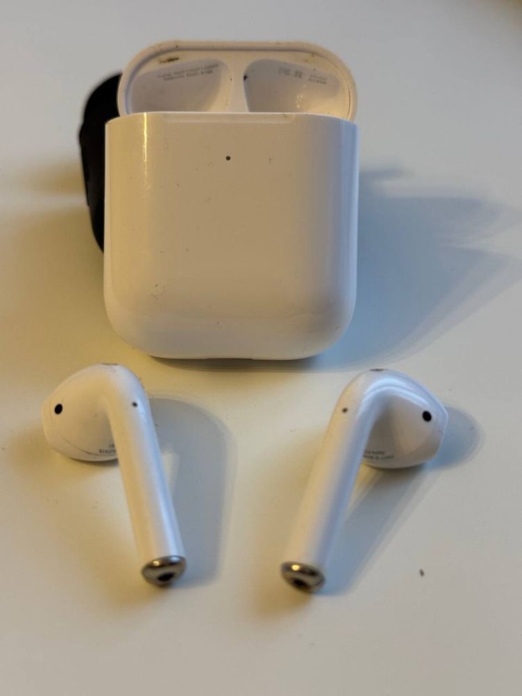 Продам наушники Apple Airpods оригинал с програмным дефектом