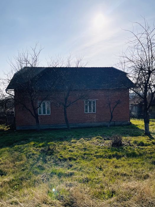 Продам будинок + господарські будівлі (на подвірї є криниця)