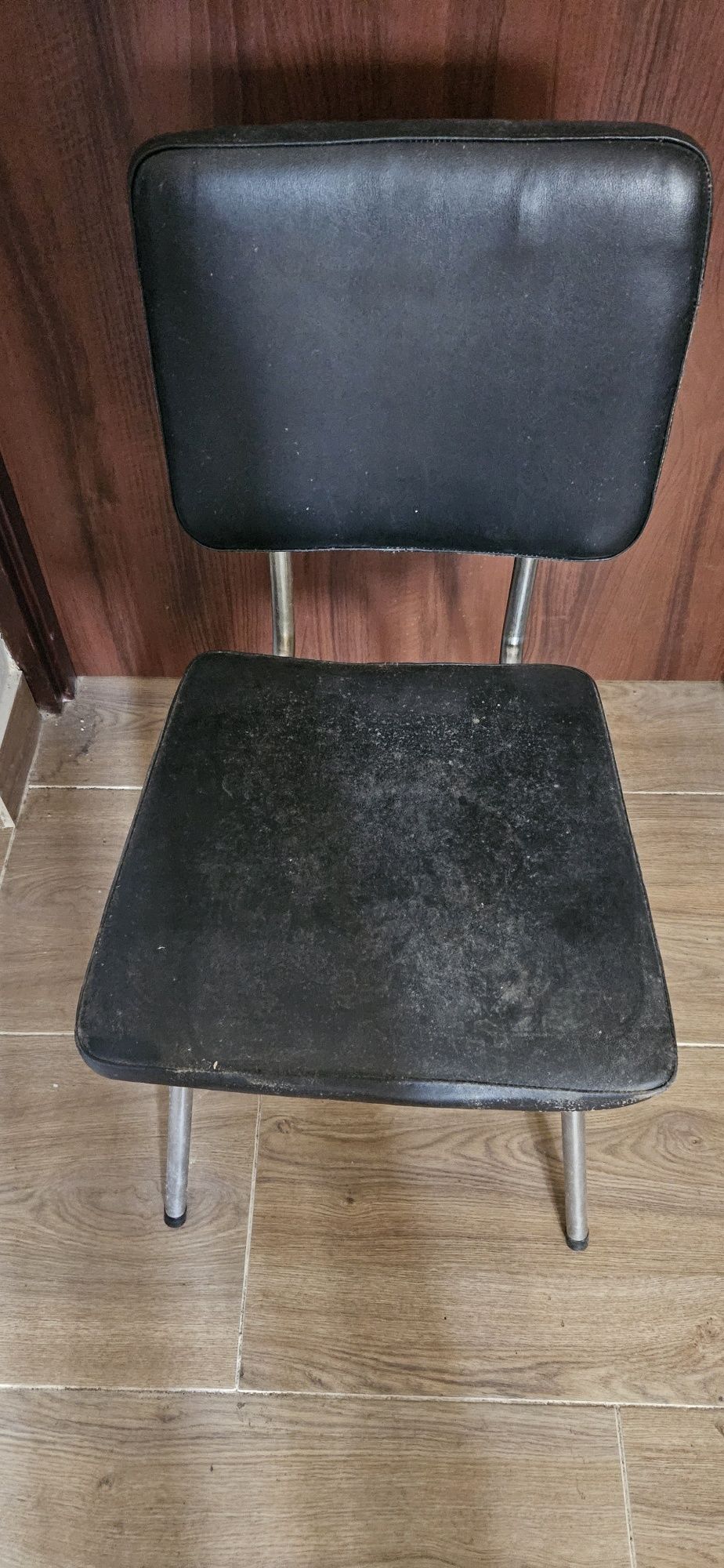 Stare solidne krzesło