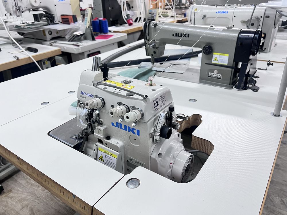 Overlock Juki MO 6904J 3-nitkowy, górny transport, ciężkie szycie 230v