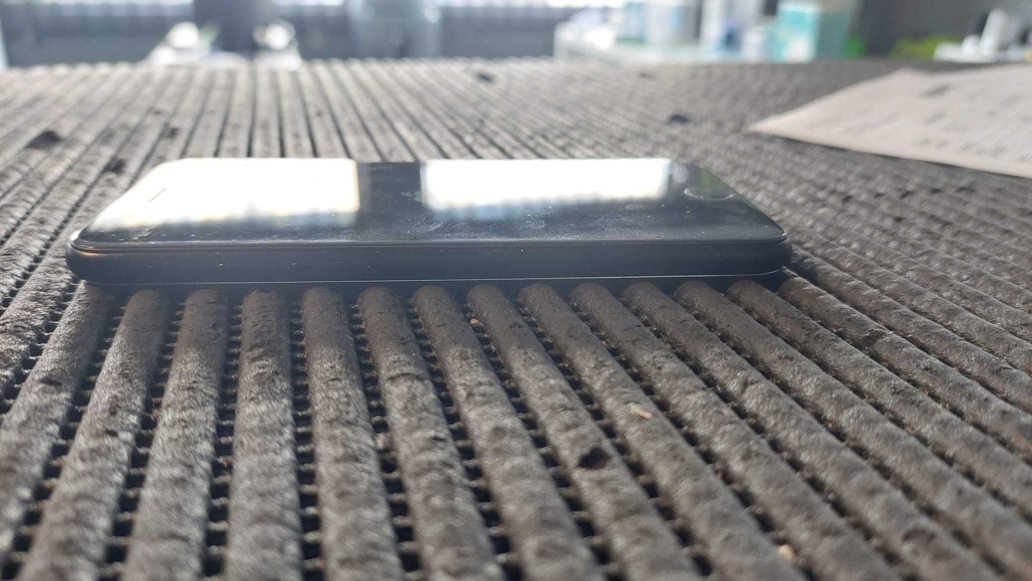 iPhone SE 2020 Usado com ecrã e bateria NOVA!!