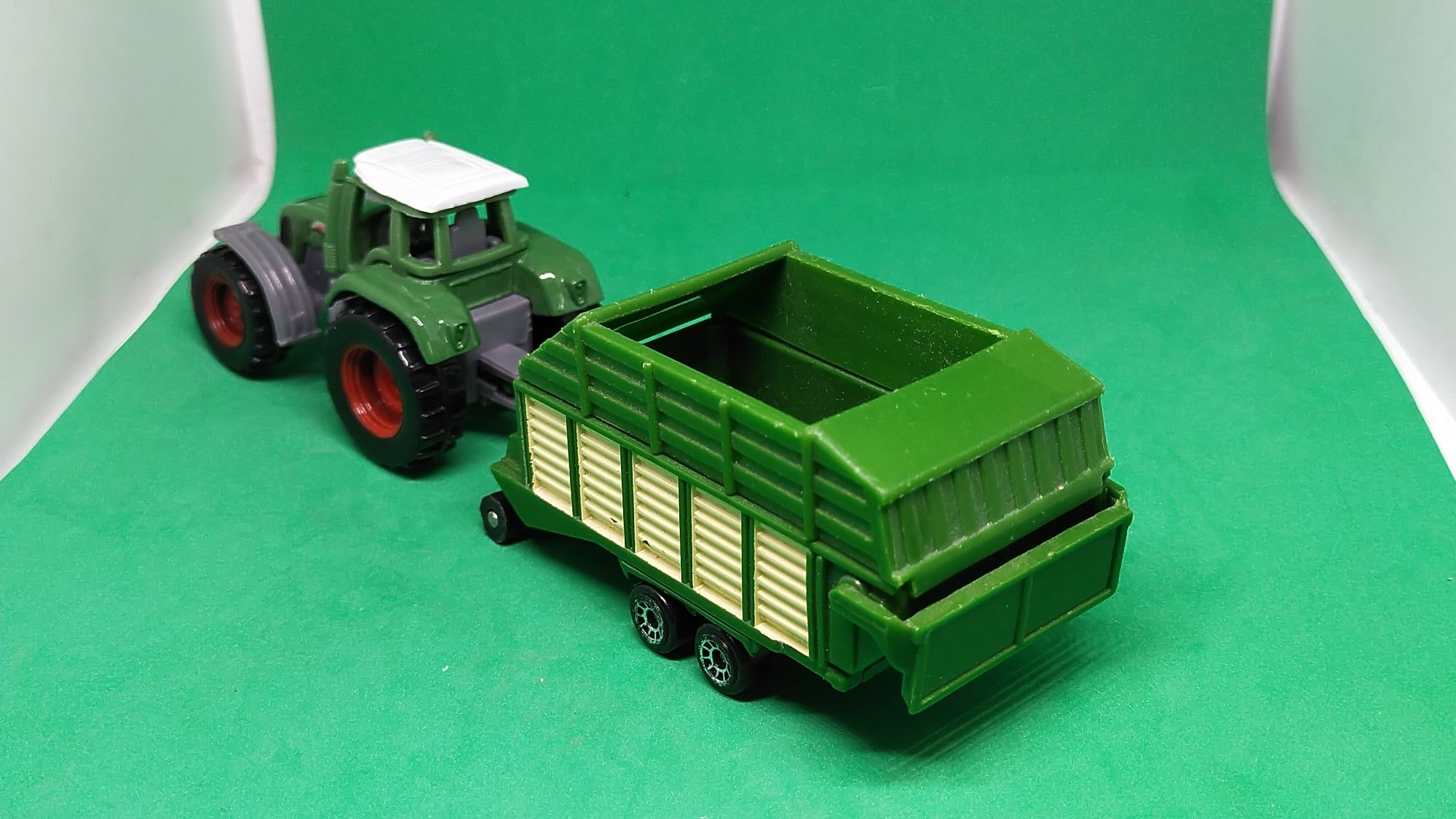 Siku traktor Fendt z przyczepą samozbierająca 1 87