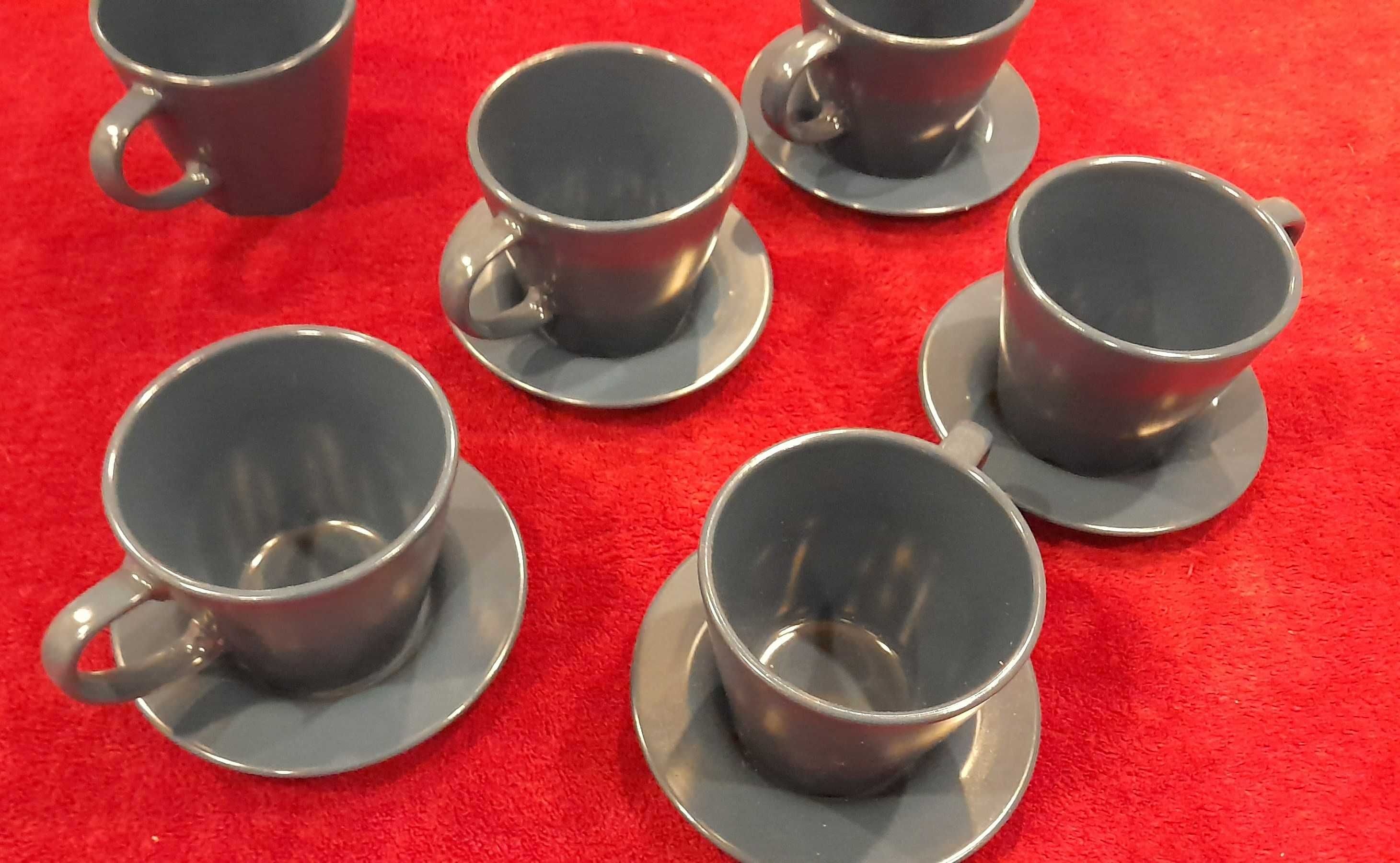 Pięć kubków do espresso wraz z podstawkami kolor niebieski