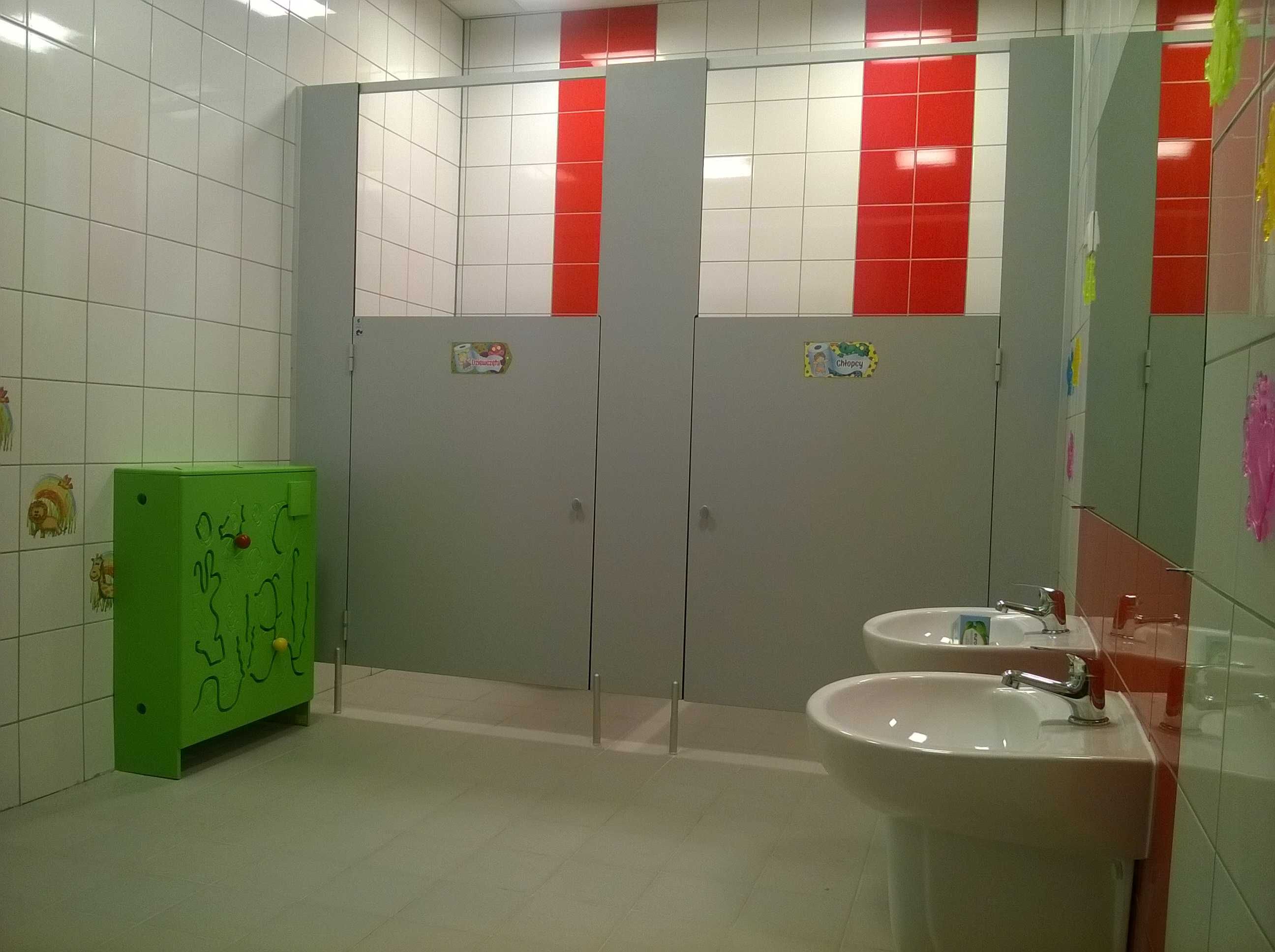 Kabiny sanitarne HPL szklone i przedszkolne