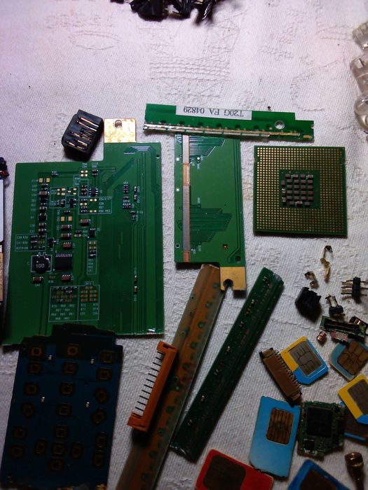 Продам радиодетали на переработку, вес 1.680 цена за все