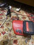 Зарядное устройсство milwaukee m12