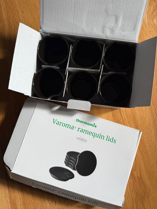 Czarne foremki z podstawkami Thermomix