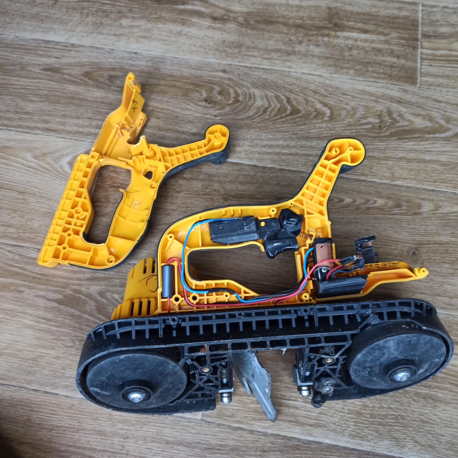 Piła pilarka taśmowa do metalu DeWALT DCS371 18V XR Li-Ion uszkodzona