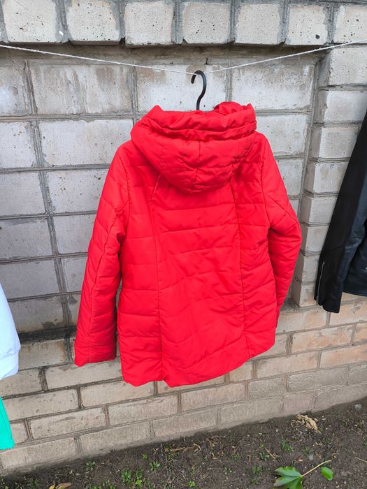 Продам   жіночу куртку на осінь