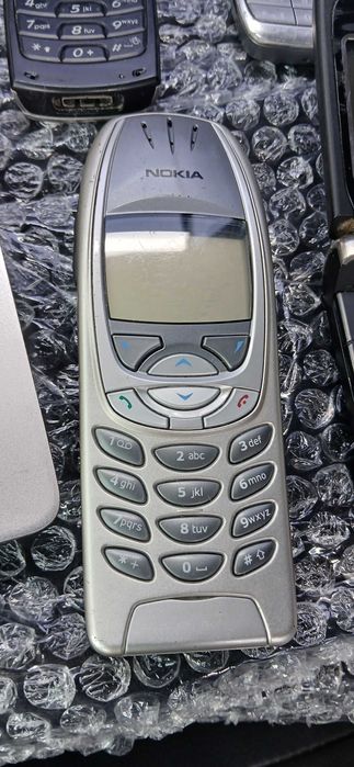 Sprzedam zestaw starych telefonów komórkowych, smartwatcha oraz laptop