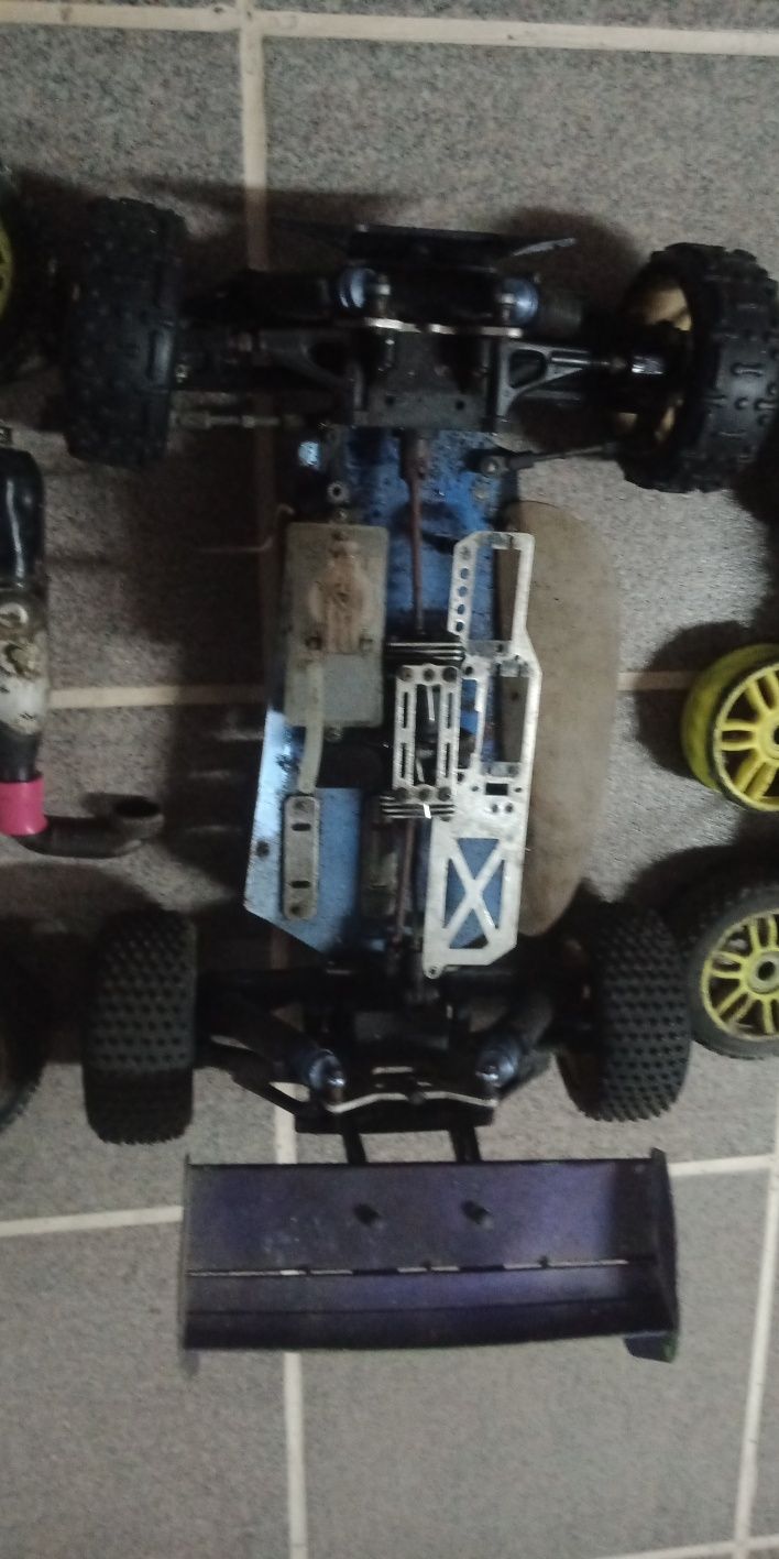 Carro rc as peças completo com peças suplentes escala 1/8 vendo tudo