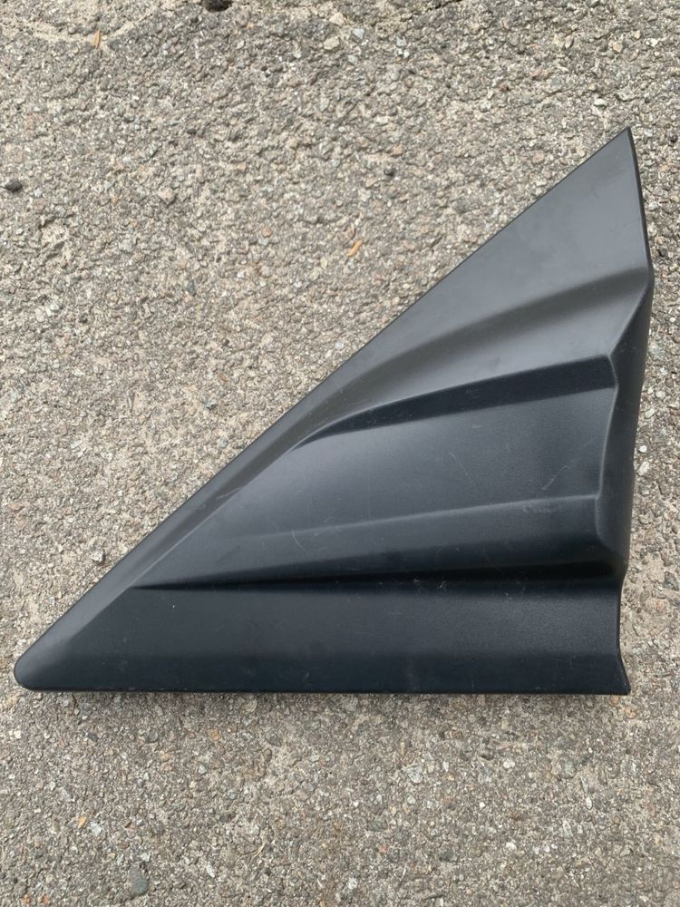 Пластиковая накладка  треугольник водительской двери