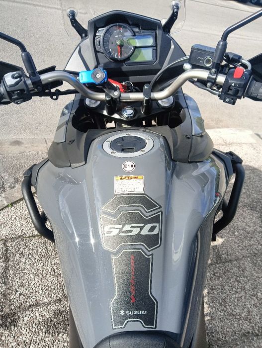 Suzuki V-Strom 650 de 2020, com 5600km.