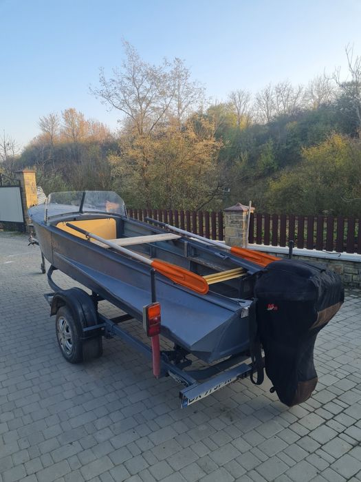 Лодка човен Южанка з мотором Меркурі і лафетом