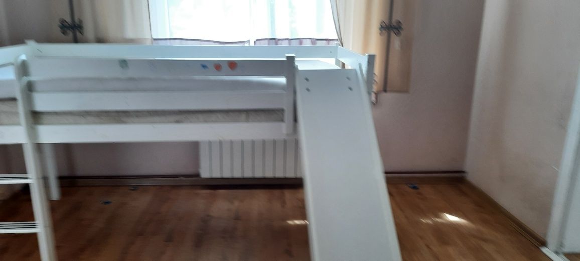 Łóżko piętrowe białe obecnie jest już rozłożone