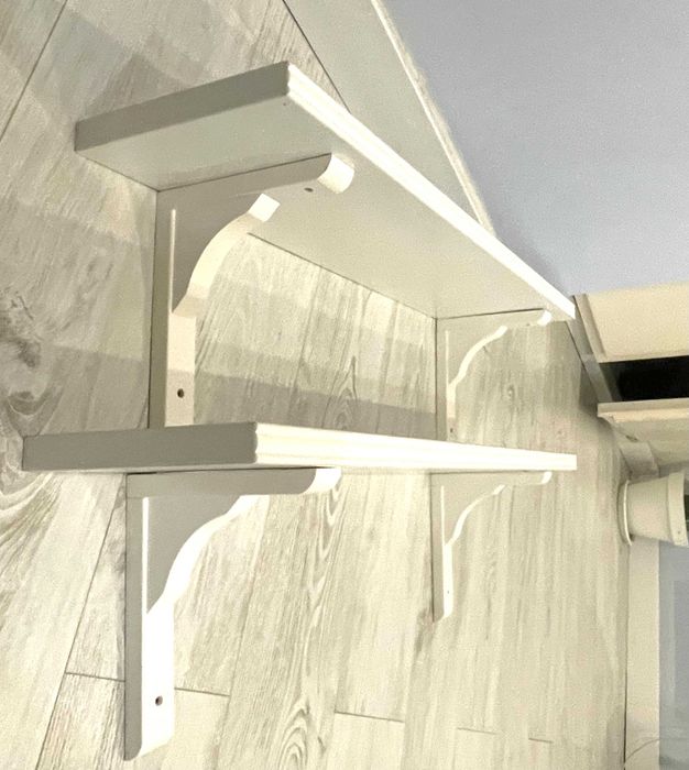 2  prateleiras  com suportes para parede