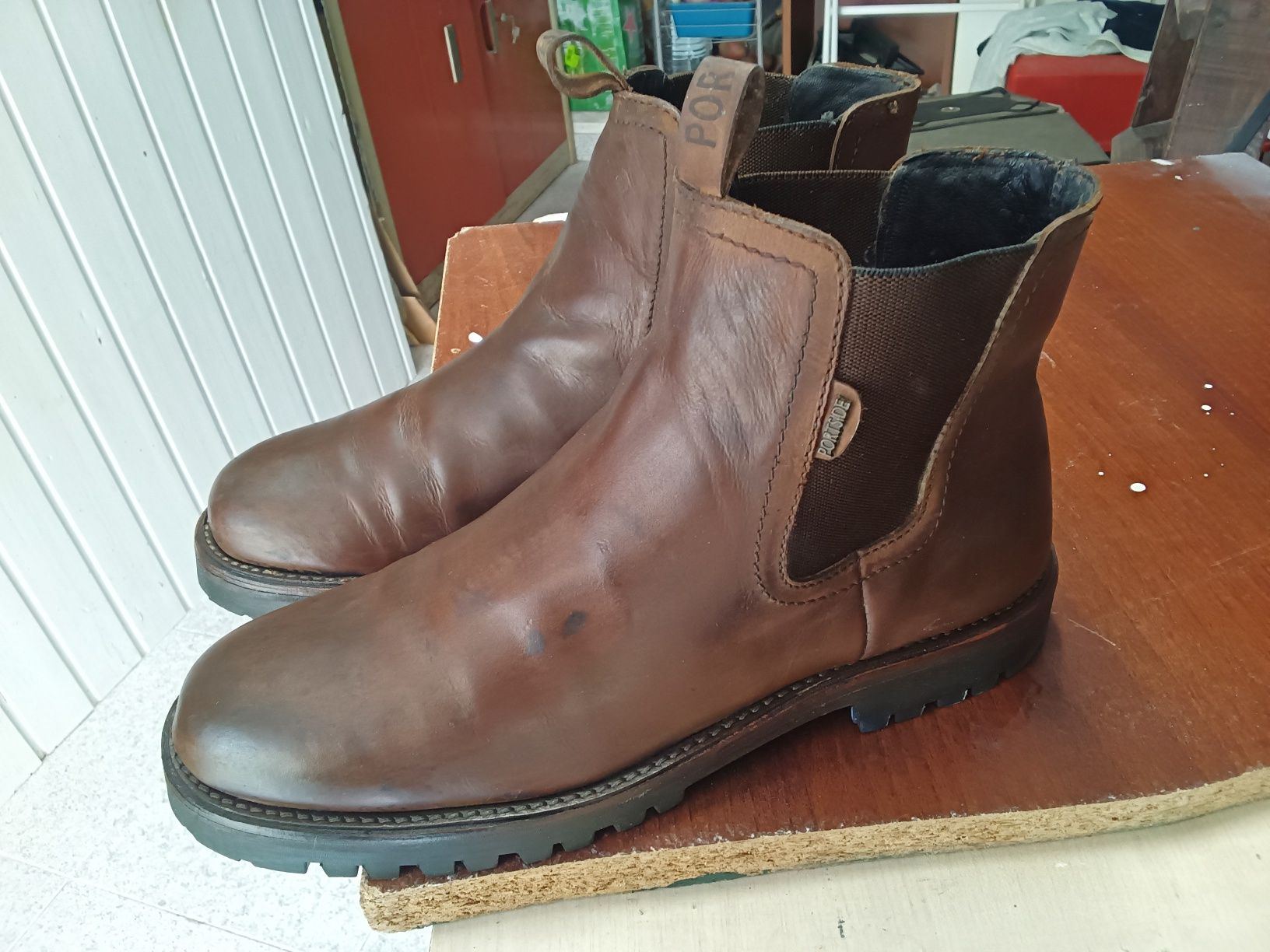 Botas castanhas em pele portside