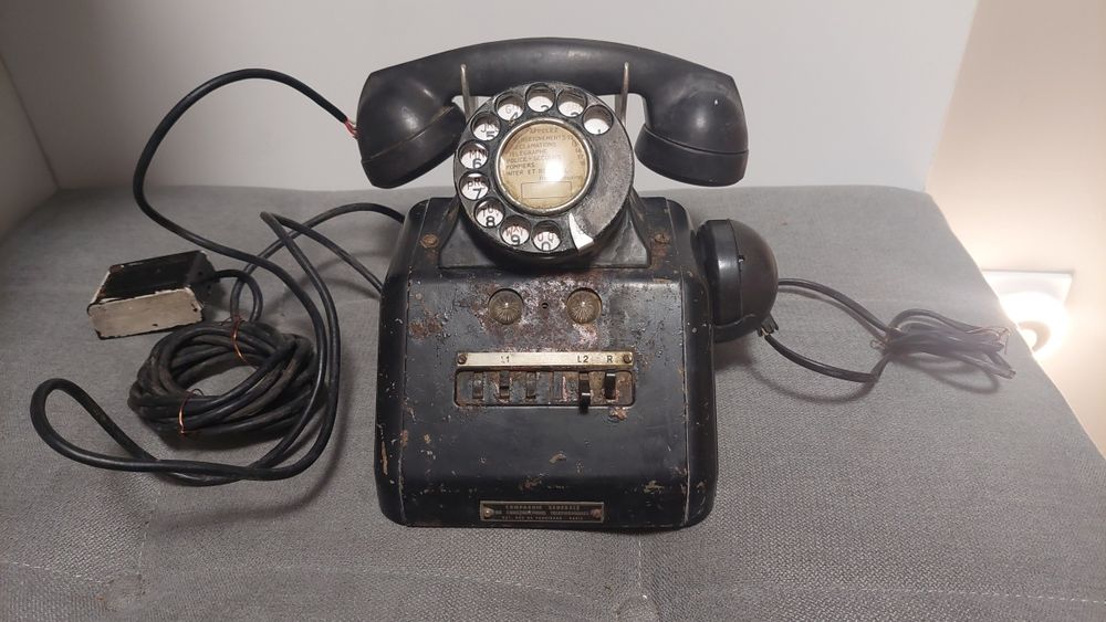 Stary retro telefon stacjonarny