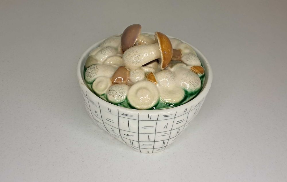 Шкатулка "Грибы" грибное лукошко. Фаянс ЗИК Конаково СССР. Редкая.