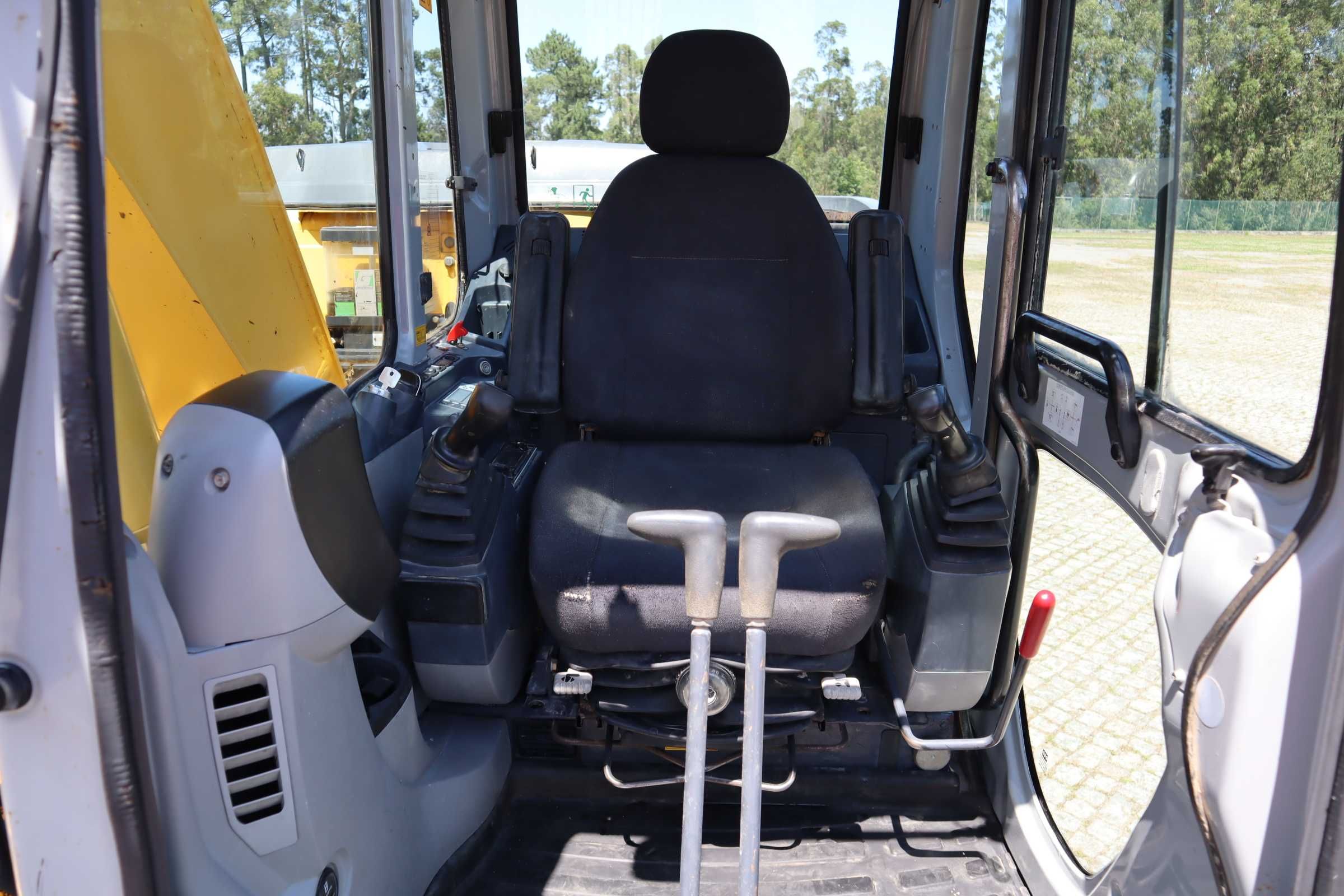 2010 New Holland E135BSR-2 Escavadora de Rastos