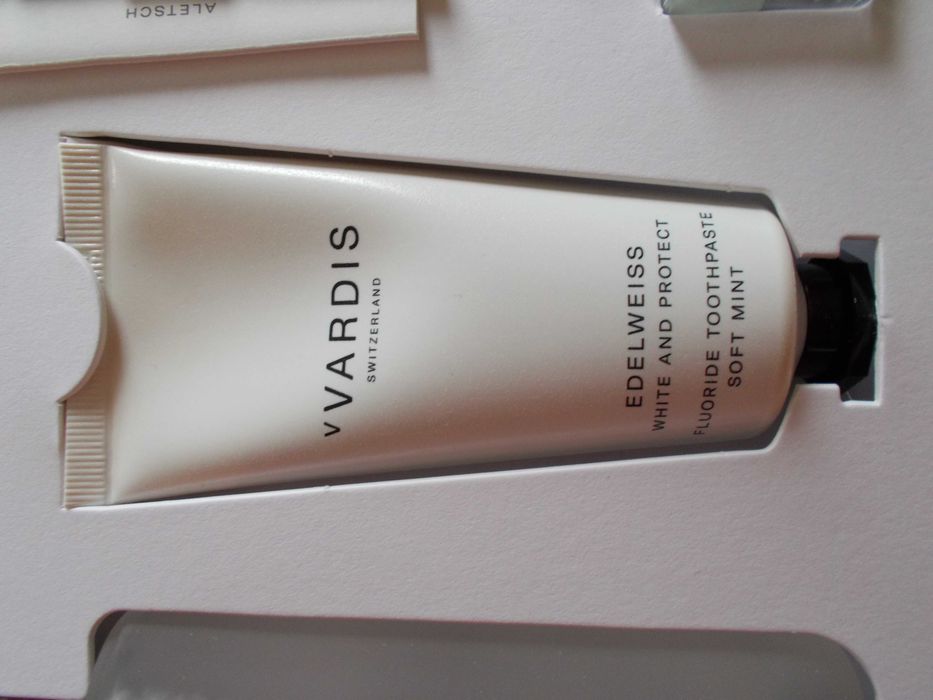 Набор для ухода за полостью рта vVARDIS для белой эмали