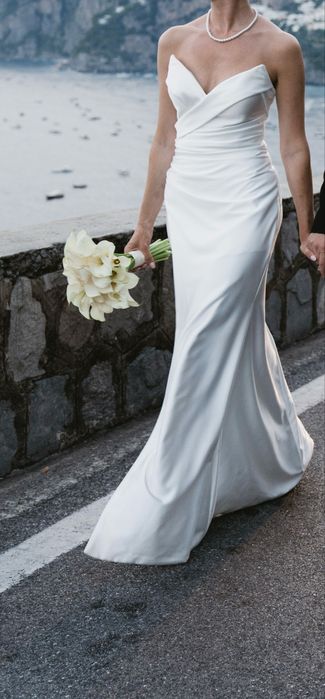 Suknia ślubna z odpinanymi rękawkami.