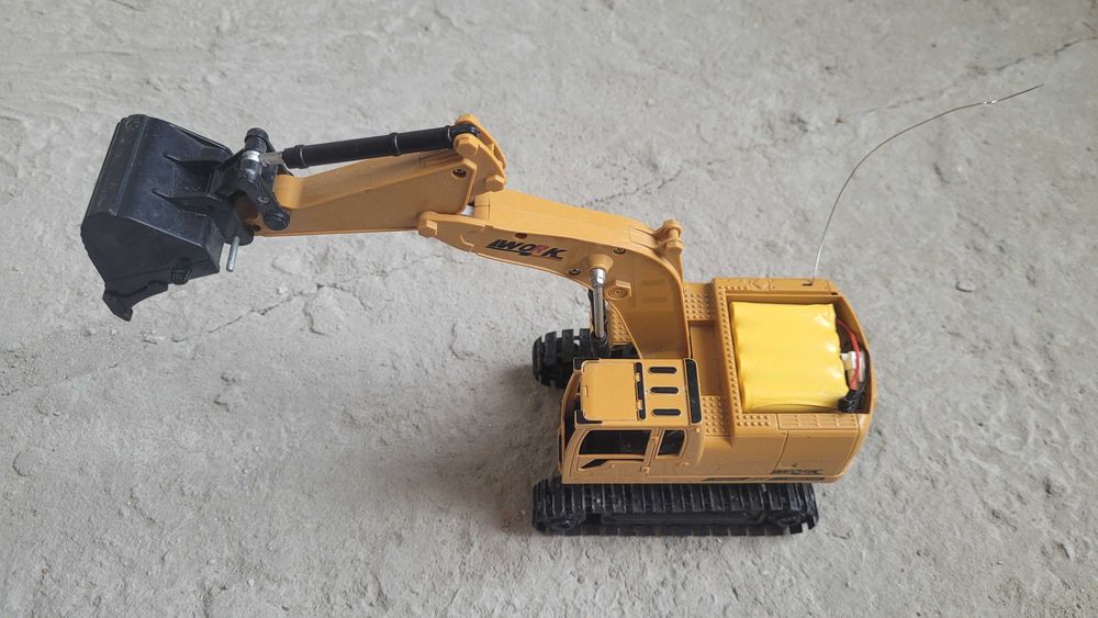 Екскаватор на пульті(экскаватор на пульте управления)