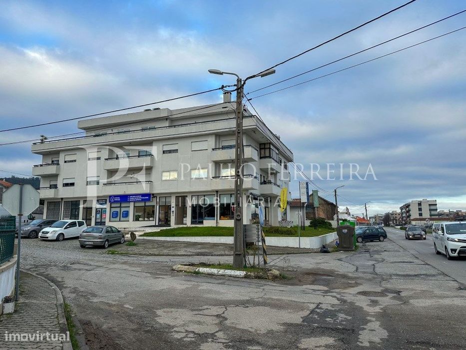 Loja com 272m2 junto à EN206