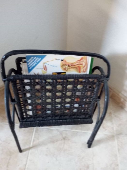 Porta revistas/jornais em verga