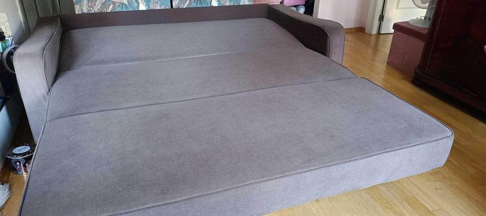 Brązowa sofa rozkładana do spania z dużym pojemnikiem na pościel