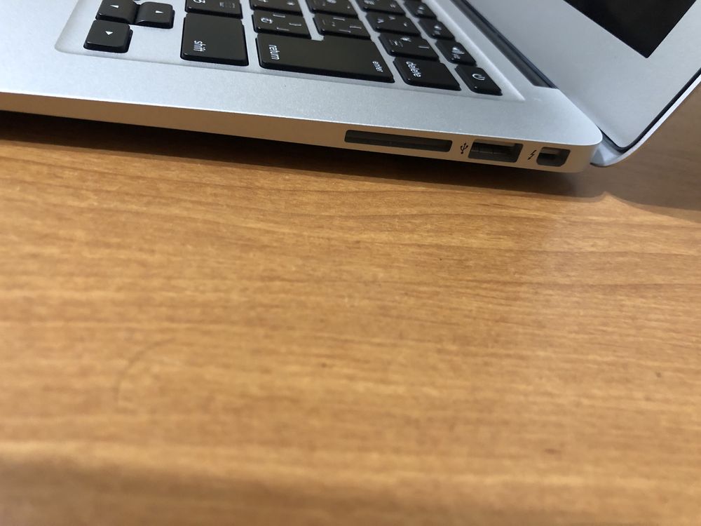 Apple MacBook Air 13 дюймів 2017 / i5 / 8 ГБ / 128 ГБ / Срібний